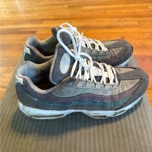 Nike Men's Gray and White Air Max 95